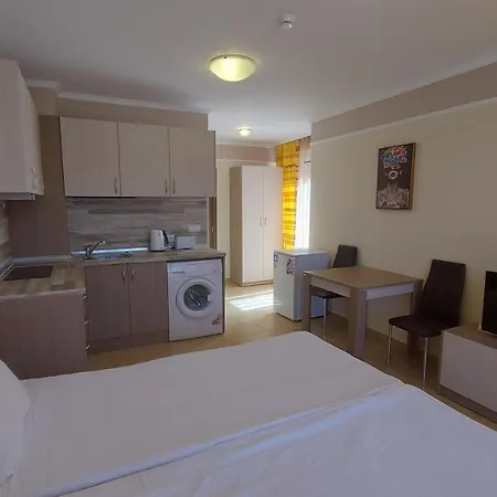 Admiral Plaza, & アパート