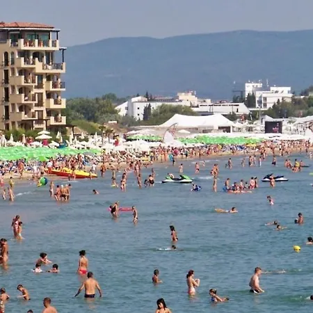 Admiral Plaza, & アパート *