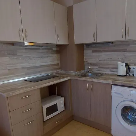 Admiral Plaza, & アパート *