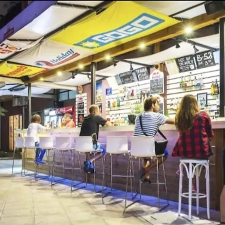 Admiral Plaza, & アパート サニービーチ