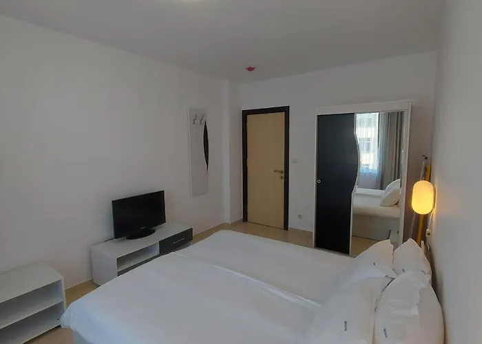 Apartman Admiral Plaza, & *